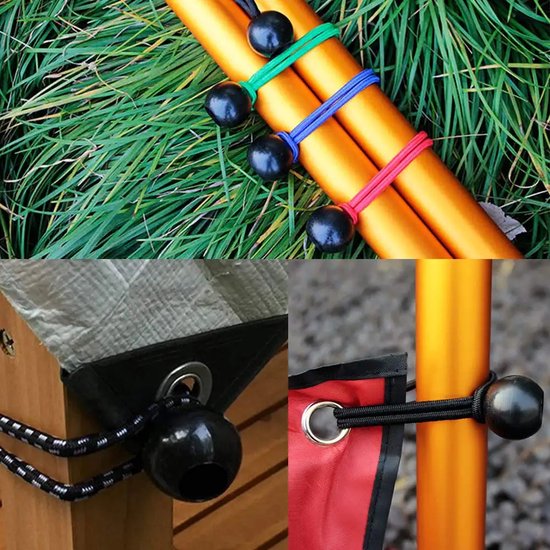 Koperen tentstokken vastgezet met blauwe, rode en groene elastieken met zwarte ballen. Een zeil bevestigd aan een paal met een koord en bal.