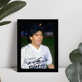 Diego Armando Maradona Kunst - Gedrukte handtekening - 10 x 15 cm - In Klassiek Zwart Frame - Tottenham Hotspur - Voetbal - Argentinië - Napoli - Boca Juniors - Uniek Cadeau