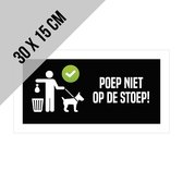 Pictogram/ bord | "Poep niet op de stoep!" | 30 x 15 cm | Kakje in een zakje/ in de vuilnisbak deponeren l Hondenstront | Kak | Stront | Uitwerpselen | Hond | Dog | Shit | Poep | Hondenpoep | Overlast | Dikte: 1 mm | Zwart | 1 stuk