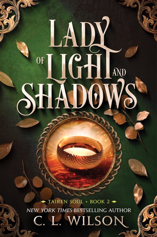 Boekomslag: 'Lady of Light and Shadows'. Een gouden ring op een achtergrond van groene stof met bladeren.