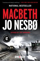 Boekomslag met de titel MACBETH van Jo Nesbø. Een man loopt weg van een trein op een industrieterrein.