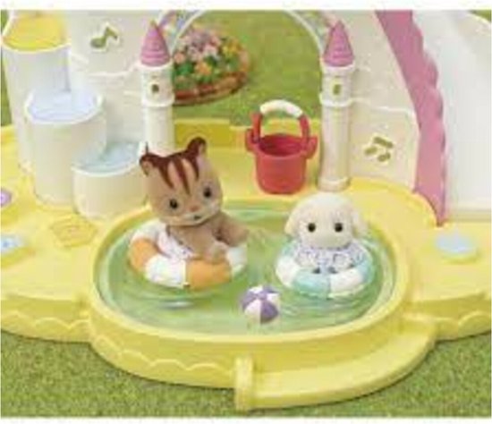 Twee Sylvanian Families speelfiguren in zwembanden in een rond zwembad, met een speelgoedemmer en bal.