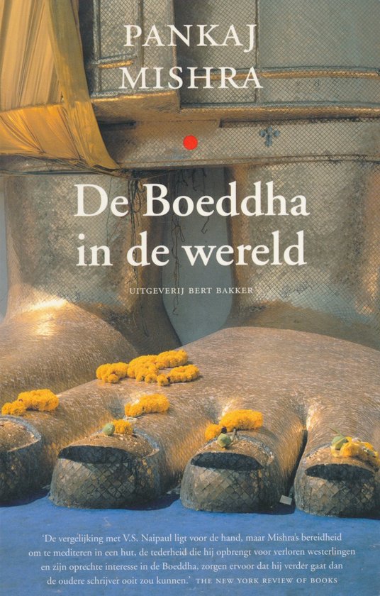 Boek "De Boeddha in de wereld" van Pankaj Mishra. Voorgrond: Grote gouden voeten met gele bloemen.