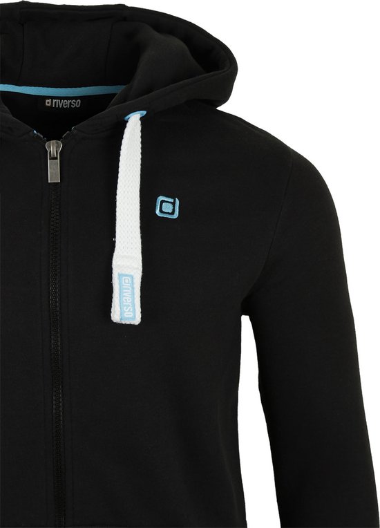 Zwarte hoodie met capuchon, rits, witte trekkoorden en lichtblauwe riverso logo's.