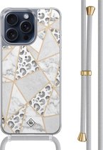 Casimoda® hoesje met grijs koord - Geschikt voor iPhone 15 Pro Max - Stone & Leopard - Afneembaar koord - TPU/polycarbonaat - Grijs