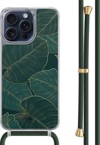 Casimoda® hoesje met groen koord - Geschikt voor iPhone 15 Pro Max - Monstera Leaves - Afneembaar koord - TPU/polycarbonaat - Zwart