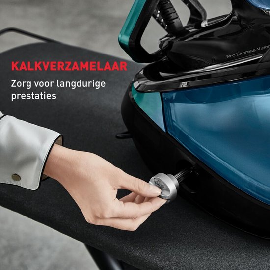Vrouw verwijdert "KALKVERZAMELAAR" van Tefal Pro Express Vision.