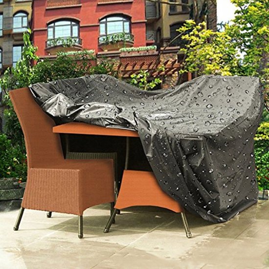 Zwarte beschermhoes om een tuintafel en stoelen, met pijlen die luchtdoorstroming aangeven.