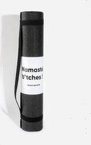 Yogamat Namaste b*tches - Fitness Mat - Sport Mat - Yogamat Anti Slip & Eco - Extra Dik - Duurzaam - Inclusief Draagriem -