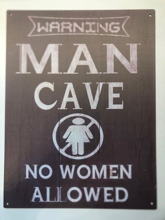 Zwart metalen bord met tekst 'WARNING MAN CAVE NO WOMEN ALLOWED' en symbool.