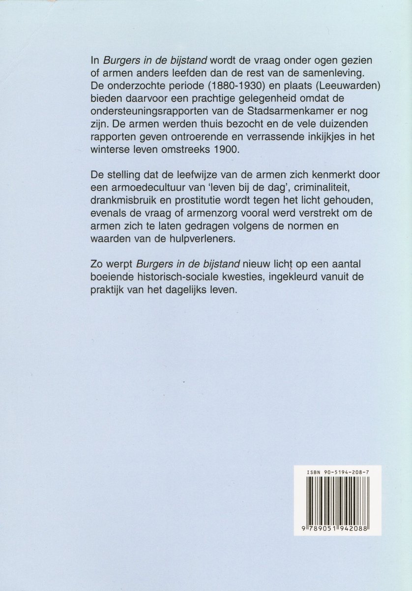 Achterflap van het boek "Burgers in de bijstand" met tekst over het leven van armen rond 1900 in Leeuwarden. ISBN en barcode.
