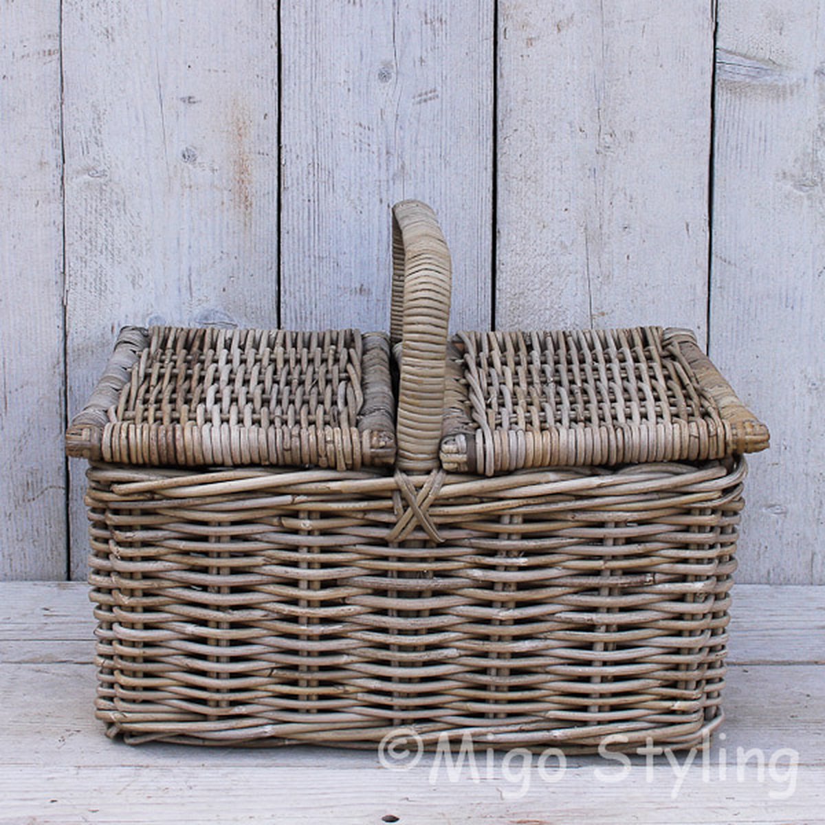 MigoStyling - Picknickmand - Met Hengsel - Riet - Rotan - L50 x Br35 x H27 cm - Twee kleppen - Decoratie - Kerstpakket - Picknick