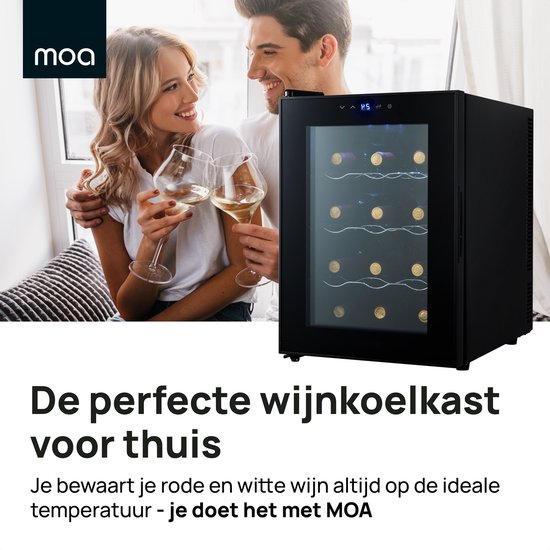 Een koppel geniet van wijn naast een zwarte MOA wijnkoelkast met 12 flessen.