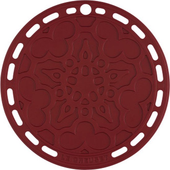 Garnetrode siliconen onderzetter met bloemendesign en perforaties aan de rand.