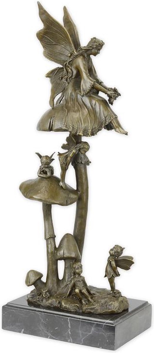 EEN BRONZEN SCULPTUUR VAN EEN GROEP FEE N DIE OP PADDESTOEL RUSTEN