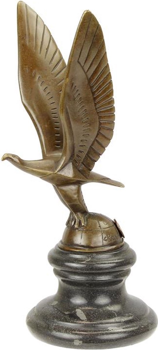 EEN BRONZEN AUTO-MOSCOTTE VAN EEN ADELAAR OP DE WERELDBOL