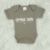 Aankondiging zwangerschap rompertje 'Coming soon - October 2024' - Beige - Zwangerschap aankondiging - Zwanger - Pregnancy announcement - Baby aankondiging - Oktober - Romper