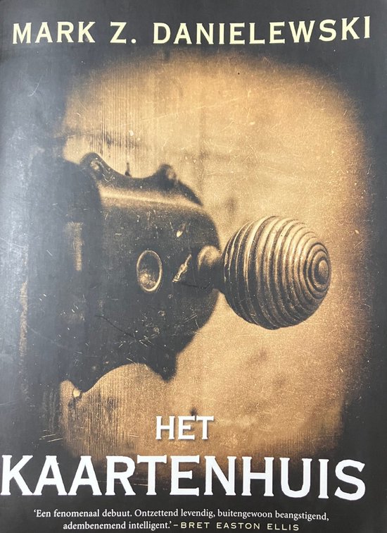 Boekomslag van 'Het Kaartenhuis' door Mark Z. Danielewski, met een oude deurknop en de titel in grote witte letters.