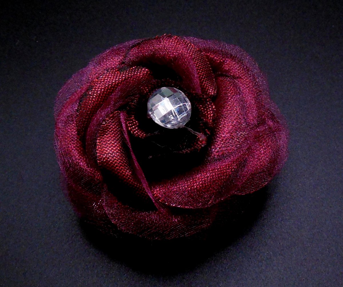 1 Roosje middel met duckklem+elastiek bordeaux rood glans met diamant