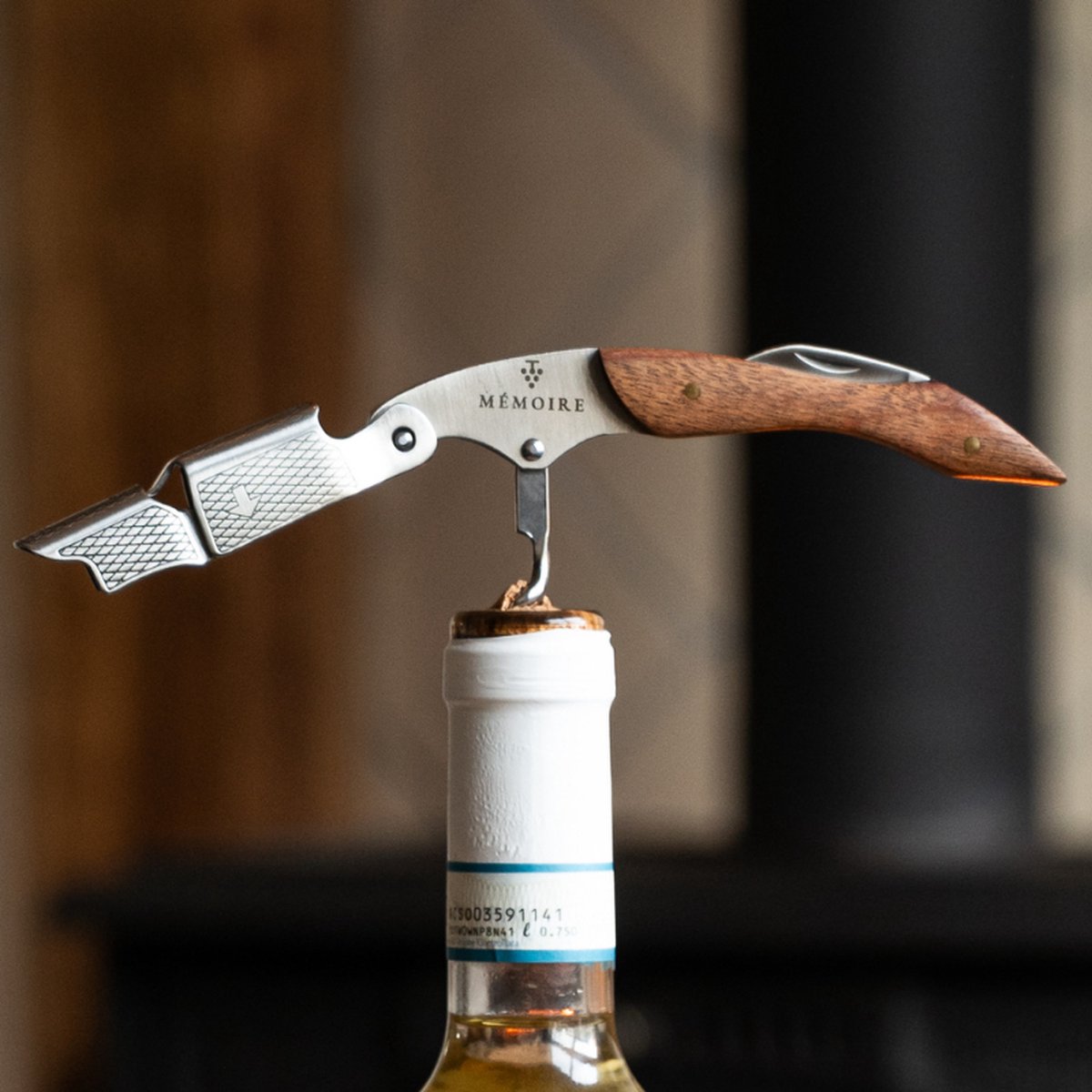 Mémoire® Couteau Sommelier Kurkentrekker - Wijnopener - Perfect cadeau voor wijnliefhebbers - 3 in 1 Kelnersmes - Kurkentrekker Wijn - Premium kelnermes van pakkahout met rosewood look - stijlvolle en functionele kurkentrekker - Horeca wijnopener — cadeau in Kookcadeaus - foto 4