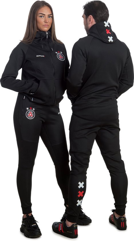 Modelpaar in zwarte trainingskleding van AFCA met Andreaskruizen. De vrouw draagt een trainingsbroek, de man een trainingsbroek.