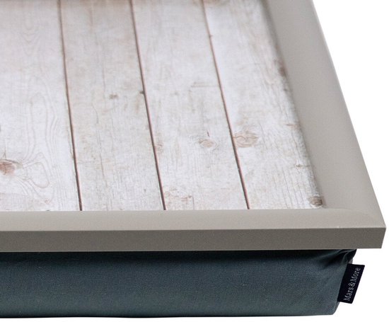 Detail van een dienblad met lichtbruine houten print, grijs frame en donkerblauwe onderkant met 'Mars & More' label.
