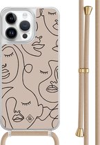 Casimoda® hoesje met beige koord - Geschikt voor iPhone 14 Pro Max - Abstract Faces - Afneembaar koord - TPU/polycarbonaat - Bruin/beige