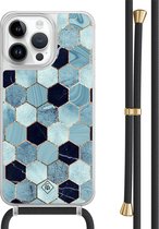 Casimoda® hoesje met zwart koord - Geschikt voor iPhone 13 Pro Max - Blue Cubes - Afneembaar koord - TPU/polycarbonaat - Blauw