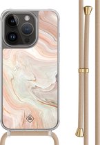 Casimoda® hoesje met beige koord - Geschikt voor iPhone 14 Pro - Marmer Waves - Afneembaar koord - TPU/polycarbonaat - Bruin/beige