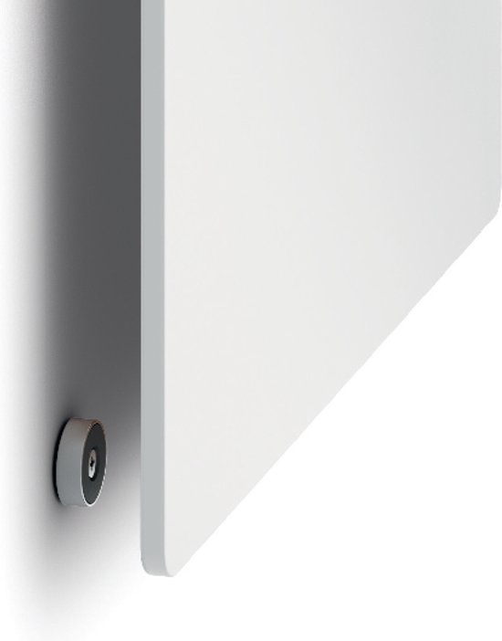 Close-up van een magnetische Nobo whiteboard, bevestigd aan een muur met een magnetische clip.