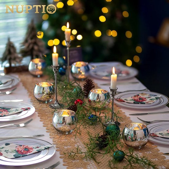 NUPTIO waxinelichthouders van kwikzilverglas op een feestelijk gedekte kersttafel met kandelaars.