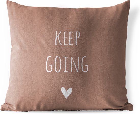 Sierkussen Buiten - Engelse quote "Keep going" met een hartje tegen een bruine achtergrond - 60x60 cm - Weerbestendig
