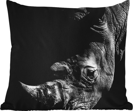 Buitenkussen - Close-up neushoorn op zwarte achtergrond in zwart-wit - 45x45 cm - Weerbestendig