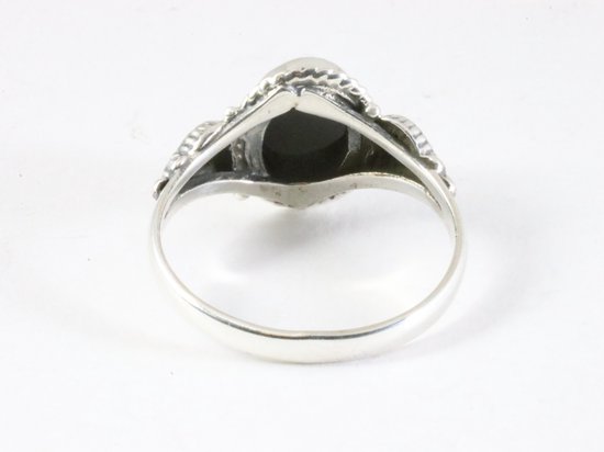 Bewerkte zilveren ring met onyx - maat 18.5