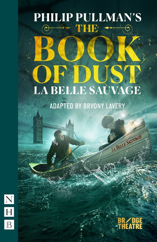 Un bateau, le 'La Belle Sauvage', navigue sur des vagues agitées sous un ciel pluvieux, avec le Tower Bridge en arrière-plan. Titre : Philip Pullman's The Book of Dust – La Belle Sauvage.