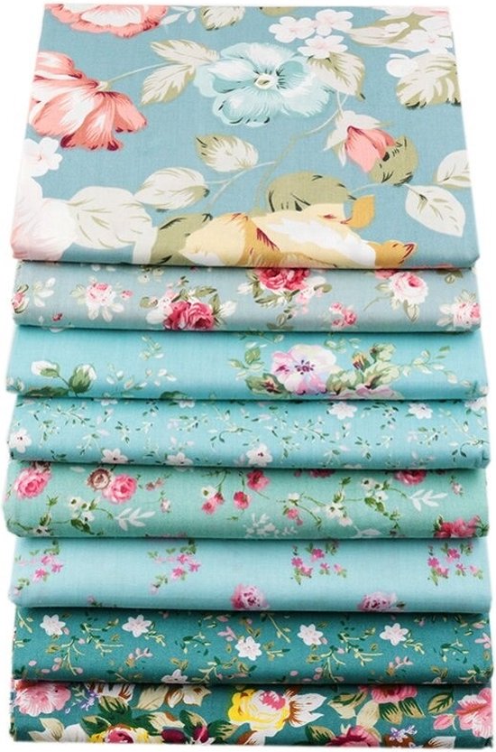 Pakket 8 lapjes stof - aqua blauw - blauw - verschillende designs - 20 x 25 cm - quilt - poppen kleertjes - naaien