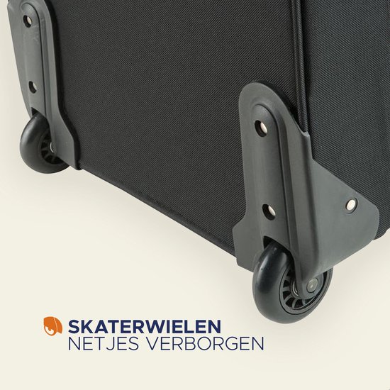Zwarte reiskoffer met twee skaterwielen.