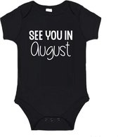Soft Touch Rompertje (zwart) met witte Tekst - See you in August - Zwangerschapsaankondiging | Baby rompertje met leuke tekst | | kraamcadeau | 0 tot 3 maanden | GRATIS verzending