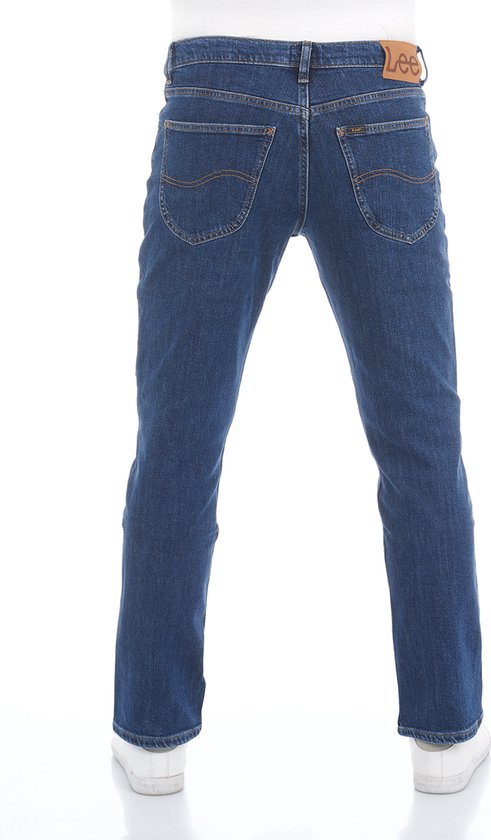 Achterkant van een man in een rechte, donkerblauwe jeans met Lee-logo op de achterzak en patch.