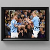 Kevin de Bruyne en Erling Haaland Ingelijste Handtekening – 15 x 10cm In Klassiek Zwart Frame – Gedrukte handtekening – Manchester City - Voetbal Manchester City - Voetbal