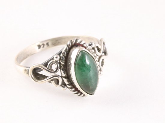Fijne bewerkte zilveren ring met jade - maat 20