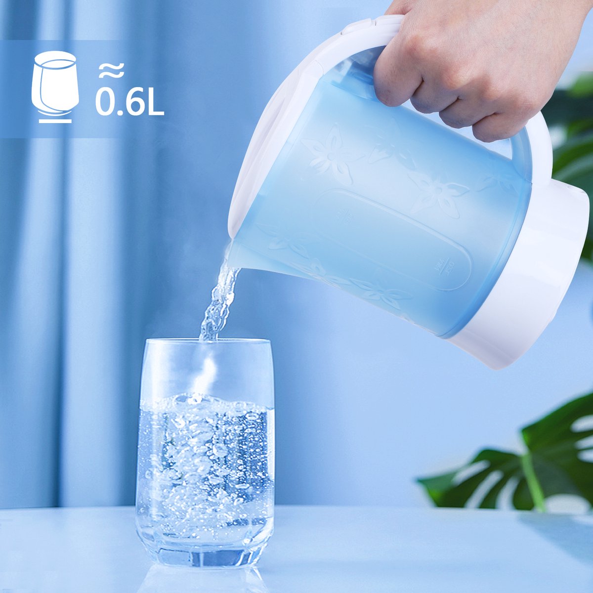 Aigostar 30JQK - Mini Waterkoker - 0.6 Liter - Reiswaterkoker - Inclusief 2 bekers - Travel camping waterkoker - Kleine Reiswaterkoker - 650W - Blauw/Wit — afbeelding 3