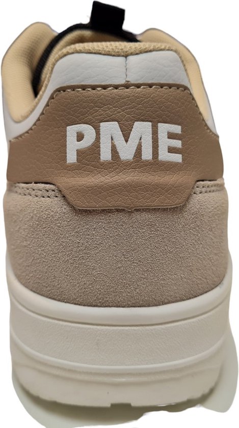 Achterkant van een witte sneaker met beige suède en een bruine hiel met PME logo.