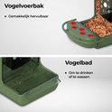 Gedetailleerd overzicht van de groene vogelvoederhuis: vulbare voerbak bovenaan, drinkbak onderaan.