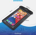 Zwarte waterdichte telefoonhoes met telefoon, met afmetingen aangegeven. Achtergrond onder water.
