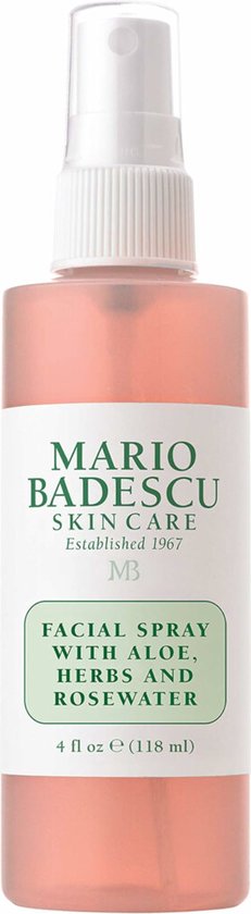Transparante sprayfles met roze vloeistof, wit label met 'Mario Badescu Skin Care Facial Spray with Aloe, Herbs and Rosewater'. 118 ml.
