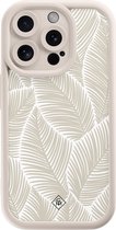 Casimoda® hoesje - Geschikt voor iPhone 13 Pro - Palmy Leaves Beige - Effen telefoonhoesje met lensbescherming - TPU - Backcover - Bruin/beige