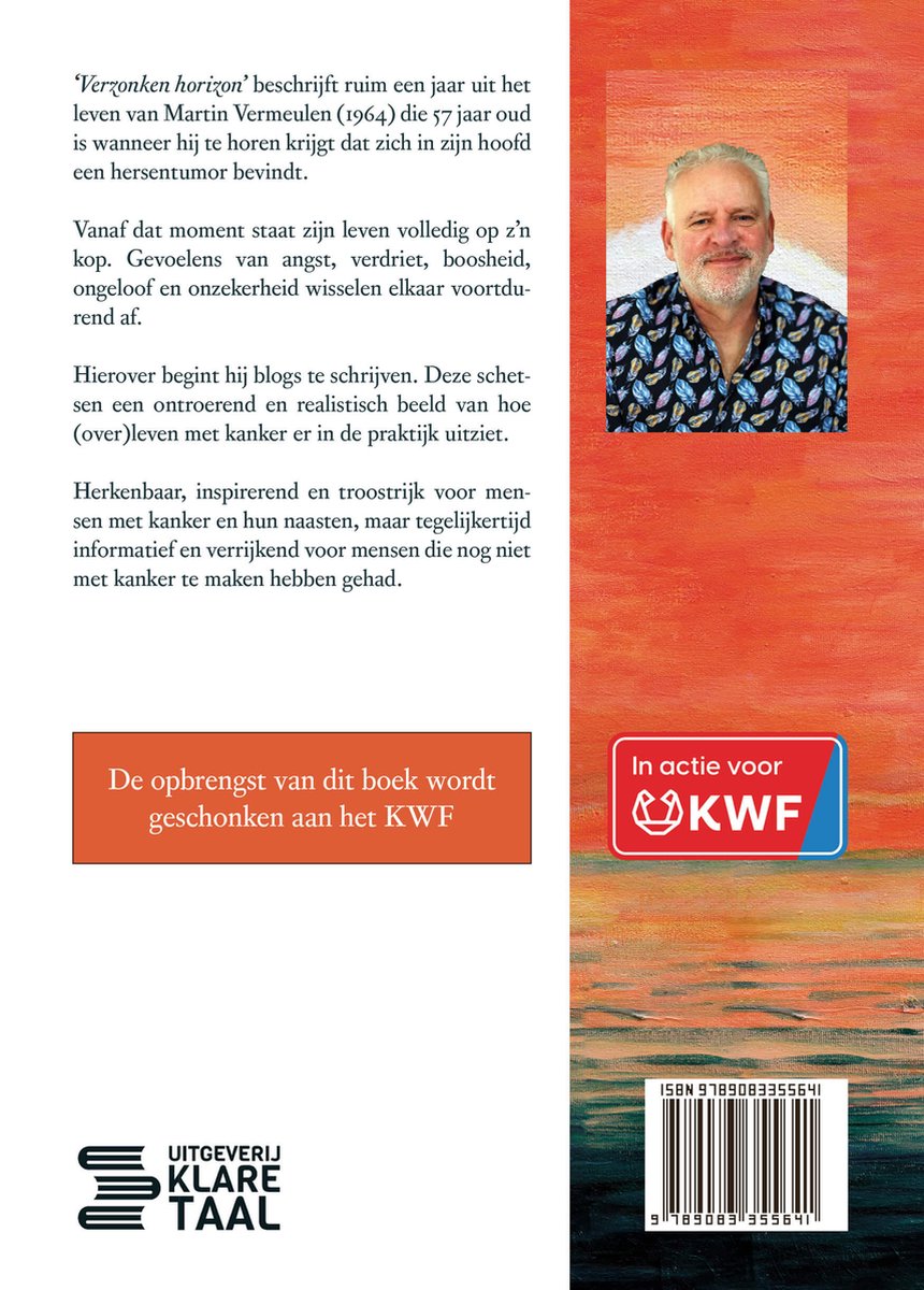 Een man glimlacht en draagt een paars shirt met een patroon van bladeren. Er is tekst over het boek 'Verzonken horizon' en het KWF.