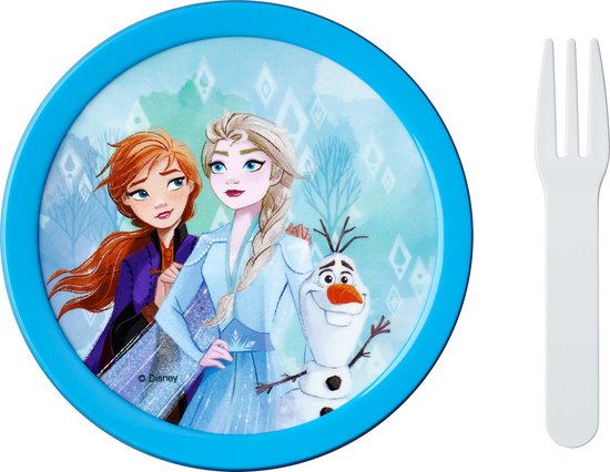 Assiette bleue avec une image d'Elsa, Anna et Olaf, avec une fourchette à fruits blanche à côté.