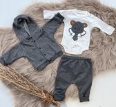luxe baby pak -jongensset-jongenspak- drie delige katoenen baby set-sweatshirt,romper met broek-kleur donker grijs -6 tem 9 maanden
